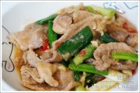 【蔥爆里肌肉】備料簡單。料理快速