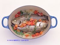LE CREUSET香草酒蒸鱸魚
