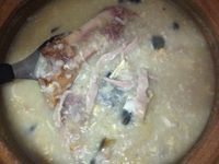 三色蛋鹹豬骨肉片粥