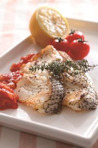 松子烤鱸魚伴茄醬