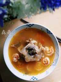 初秋暖胃湯品：番茄鮮蝦魚頭湯