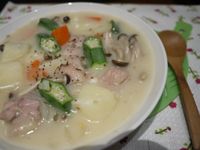 【深夜食堂】雞肉秋葵「奶油燉菜」（鶏肉とオクラの"クリームシチュー"）
