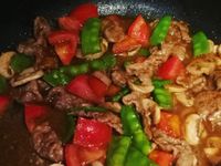 沙茶蕃茄牛肉佐洋菇