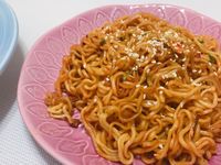 《鰹魚豉油炒辛辣麵》