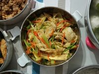 露營簡單料理。芹菜豆皮