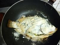 平底鍋鹽焗吳郭魚