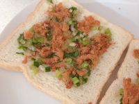 有古早味肉鬆蔥味道的吐司