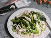 益活雞胸肉芥蘭花炒麵