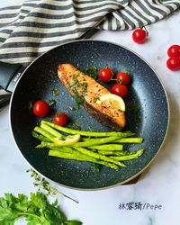 浪漫餐桌提案｜羅勒百里香嫩煎鮭魚