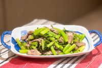 粗管芹菜炒肉𢇁