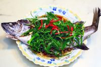破布子油淋清蒸鱸魚