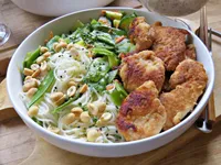 越南米粉菜蔬雞肉塊