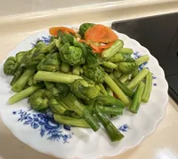蒜炒晚香玉筍