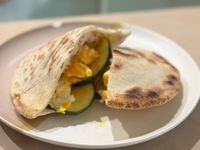 貝里斯蒜味辣鮪魚 Pita 餅（單人份）
