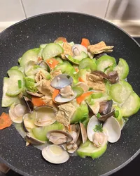 蛤蜊絲瓜炒豆包