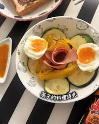 簡單早餐｜櫛瓜半熟蛋溫沙拉佐貝里斯辣醬