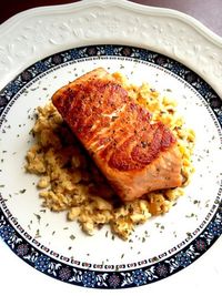 嫩煎鮭魚佐黑松露炒蛋