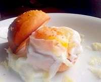 周末廚房。水煮蛋，小餐包和乳酪