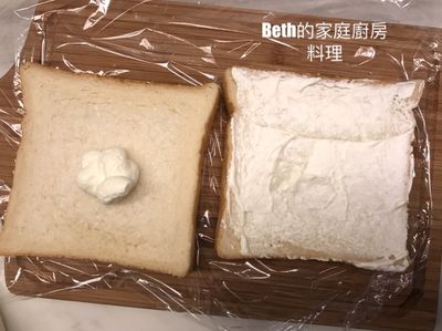 取兩片吐司，各擠上一球鮮奶油，抹平在吐司上