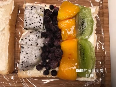 將水果切塊 2cm x 3cm，或切片，鋪在一片吐司上