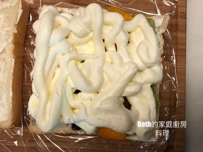 將鮮奶油擠滿在水果上