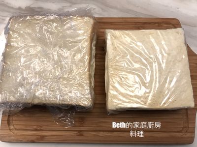 蓋上另外一片吐司，用保鮮膜包起，冷藏在冰箱30分鐘