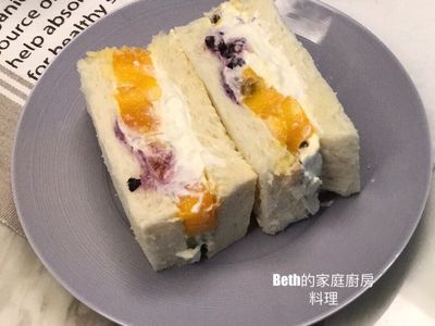 將吐司邊切除，再從中間對切開即可。
綜合水果口味～