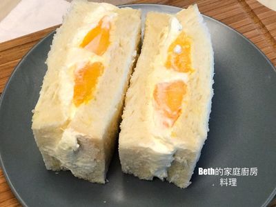 芒果口味～
想像吐司是一個「田」字，將四個芒果塊放在田字的四格中心，其餘空白處擠滿鮮奶油，再蓋上另一片吐司，冰好、對切一半即成