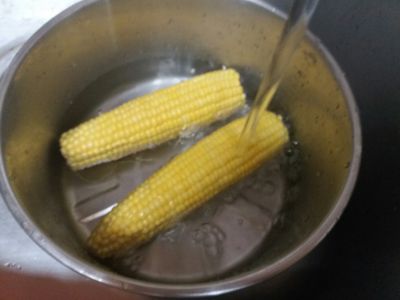 玉米剝葉後，用活水沖洗至少10分鐘，有軟毛刷輕輕刷玉米更好，多洗乾淨總是比較好。