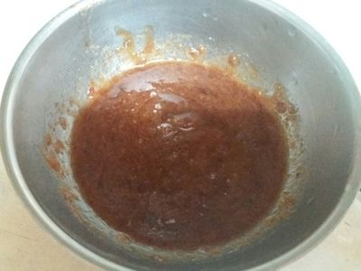 在沖洗玉米時，可以調烤醬。