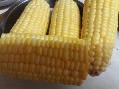 玉米對切一半。