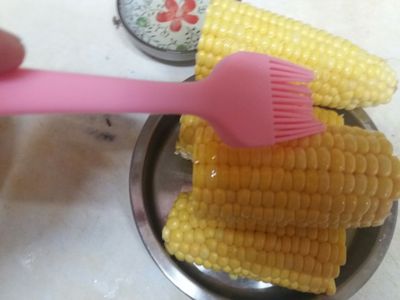 玉米先刷一層油。
