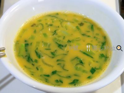 蛋打散後先加入適量的鹽、淬釀醬油露、飲用水調味拌勻,再加入青江菜碎攪拌均勻後備用