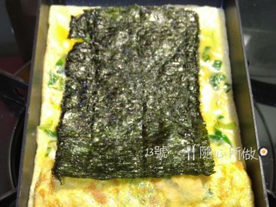 做蛋捲時建議火別太大,蛋熟太快會影響蛋捲不好成型捲起。
蛋捲共三層！！
海苔片用在第2、3層,蛋液倒入後轉動鍋子讓蛋液均勻的在鍋內後,就可鋪上海苔片,待蛋液邊邊有凝固時就可以開始捲起了