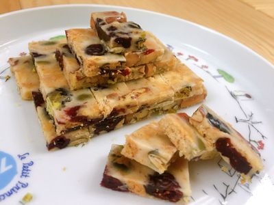 冷藏後，取出切成適當大小，完成。