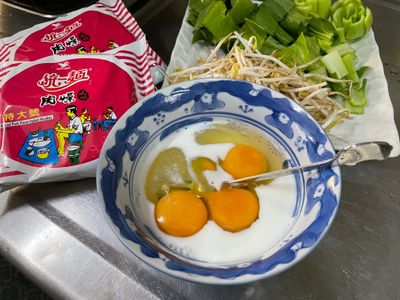 雞蛋加入海鹽及牛奶拌勻備用