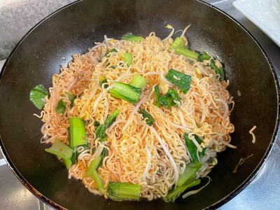 大火拌炒均勻收汁備用，這份量麵體約可做3個蛋包