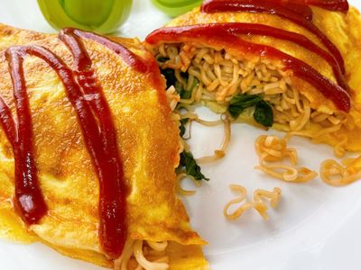 切開大驚喜🤩🤩🤩
酸甜蛋皮加上鹹香麵體，敲美味😋