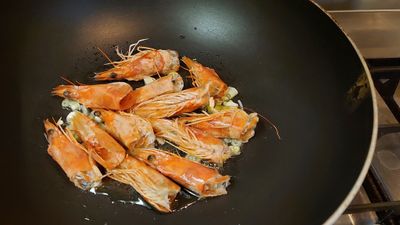 燒一鍋開水   等等煮麵用
鍋中下油，中小火來煸炒蝦頭，可以將蒜末蔥白末也加進來
要煸到油呈現紅色   將蝦頭的精華煸出來  味道會比較香  等等的湯汁中也會有蝦的鮮甜味   炒的過程中可以用鍋鏟按壓蝦頭  讓蝦膏流出