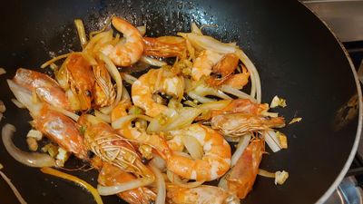 接著將洋蔥蝦肉也會進去炒   你會看到有明顯的紅色出現