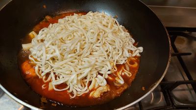 海鮮料鍋煮五分鐘後   將蝦頭撈起   然後將麵條放進去
開大火來讓麵條吸收湯汁