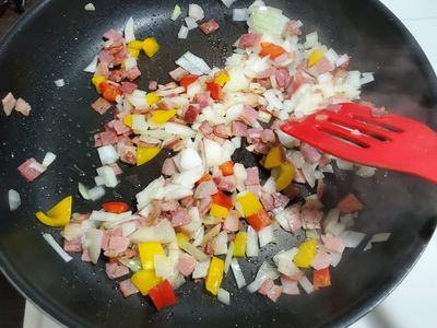 加一些橄欖油，把培根，洋蔥，甜椒依序加入拌炒