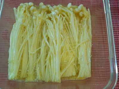 將洗淨切好的金針菇完整泡到蛋液裡(3-5分鐘)