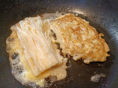 等到外層蛋液那層呈限金黃色，則可以翻面