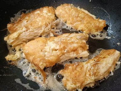 等待的過程不需要一直去翻動它(火侯一樣使用中小火)，等另一面蛋液也呈金黃色後即可起鍋