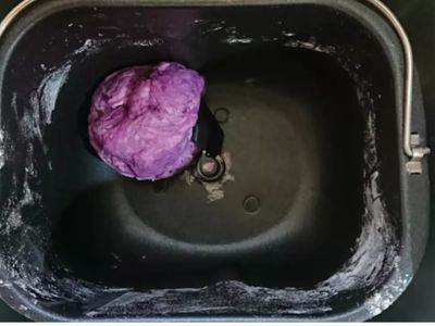 沒用機器手揉的人要先揉白色的麵糰(夏天的時候壓扁放冰箱)再揉紫色麵糰
用機器的人先將材料放塑膠袋揉成團再丟麵包機(白色先放設定15分,實際只用10分鐘剩下時間用來打紫麵糰,打紫麵糰前需先清里上一個麵糰留下的麵粉渣)
