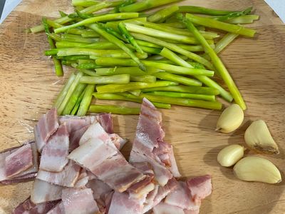 備料
蘆筍削皮後切兩半
川燙大概一分鐘盛起備用
培根切塊