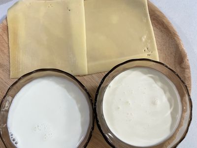 準備起司片、牛奶、鮮奶油