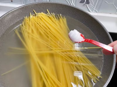 燒ㄧ鍋水
下麵條
加一匙鹽