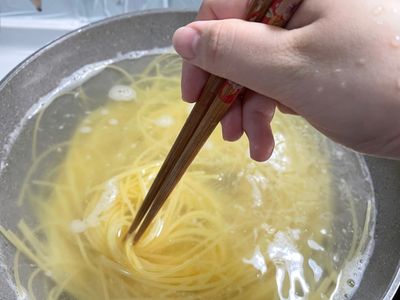 將麵條煮軟
（照片這樣）
麵撈起備用
煮麵水留著大約一碗量